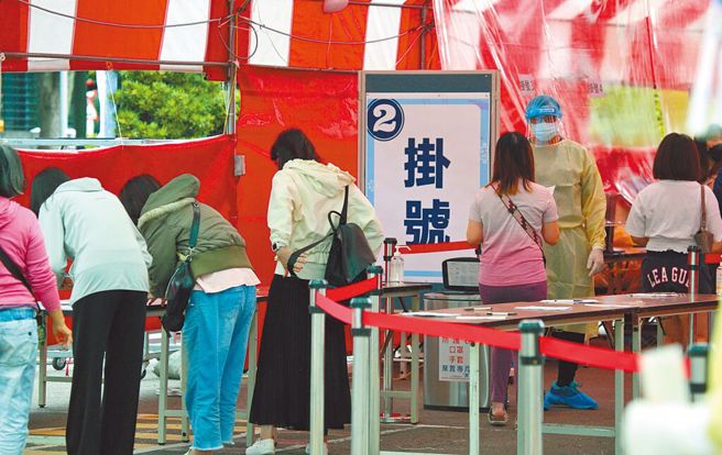 國內確診人數增加，指揮官陳時中裁示專責病房護病比原則上維持1：5，不得超過1：7。(本報資料照)