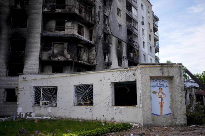 乌克兰基辅外围遭到俄军破坏的建筑物。（美联社）