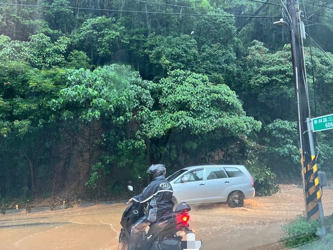 受大雨影响，林口泰林路三段出现大片积水，边坡路树也倒塌。（图／翻摄林口警好讚脸书）
