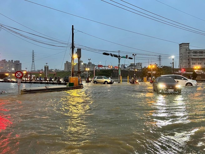 因大雨積水，二重疏洪道傍晚起進行交通管制。（圖／翻攝跟著領隊玩臉書）