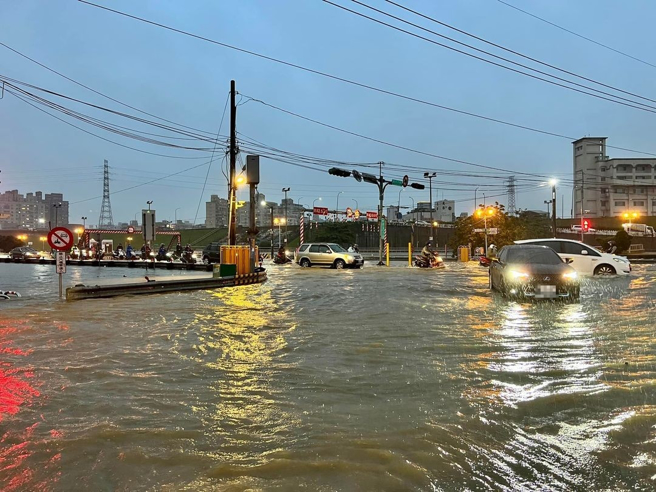 二重疏洪道因大雨积淹水，傍晚起进行交通管制。（图／翻摄跟着领队玩脸书）