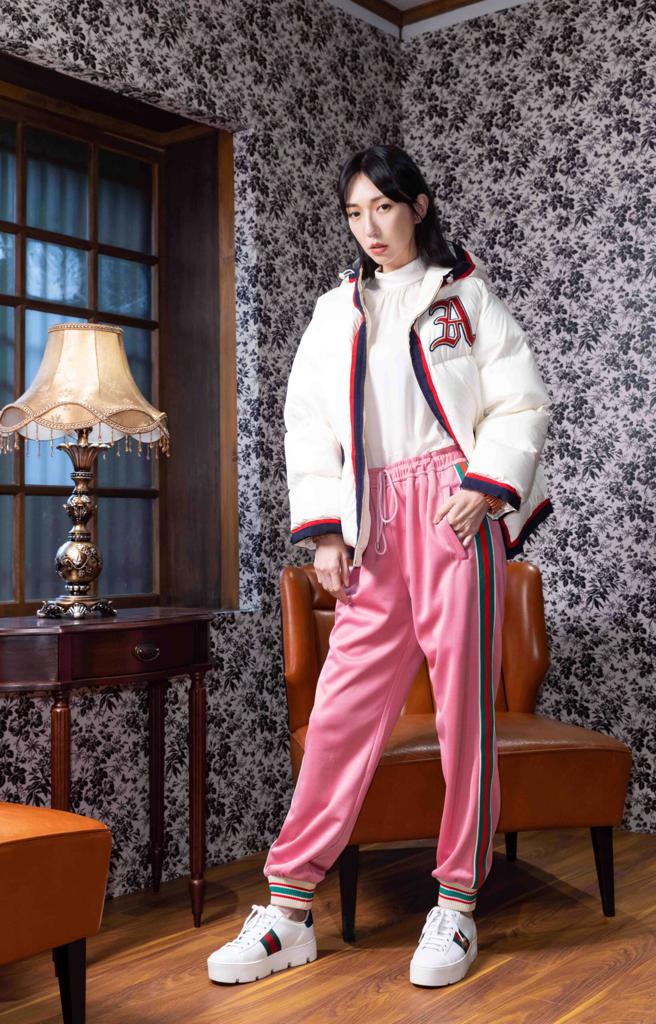 伊林模特邱偲亚着Gucci DIY 女士服饰系列，白色刺绣羽绒外套, 13万500元起。（GUCCI提供）