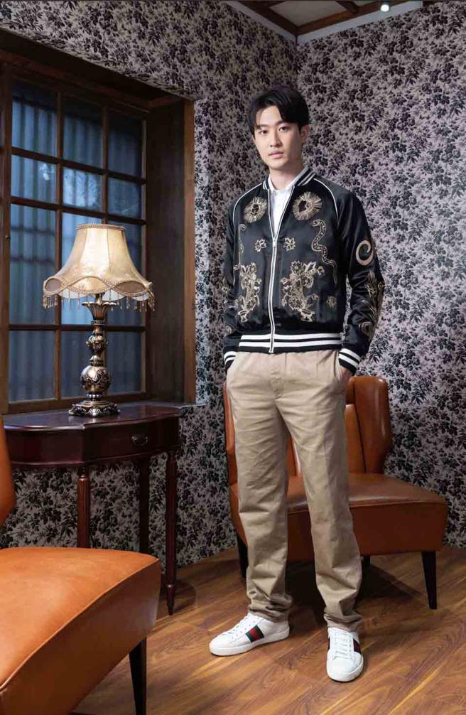 伊林模特李竸着Gucci DIY ​男士服饰系列，蓝色黄金国度花与蛇刺绣外套，31万4500元起。（GUCCI提供）