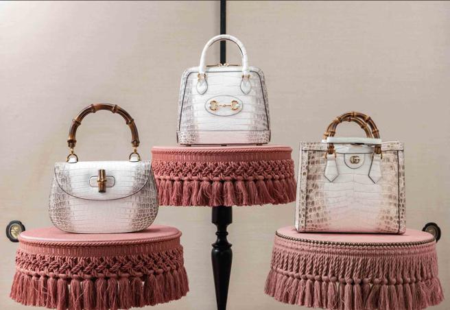 顶级喜马拉雅鱷鱼皮革包款，（左起）Gucci Bamboo 1947喜马拉雅鱷鱼皮革包, 182万8800元、 Horsebit 1955喜马拉雅鱷鱼皮革包，182万5000元、Diana喜马拉雅鱷鱼皮革包，180万4400元。（GUCCI提供）