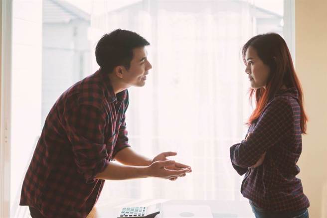 女網友已警告丈夫3次要洗碗，對方仍屢次不洗，她一怒拿丈夫副卡買1台6萬8千元的洗碗機，喊「我用錢解決洗碗問題，你不想洗碗那就付錢解決問題」。（示意圖，達志影像/shutterstock）