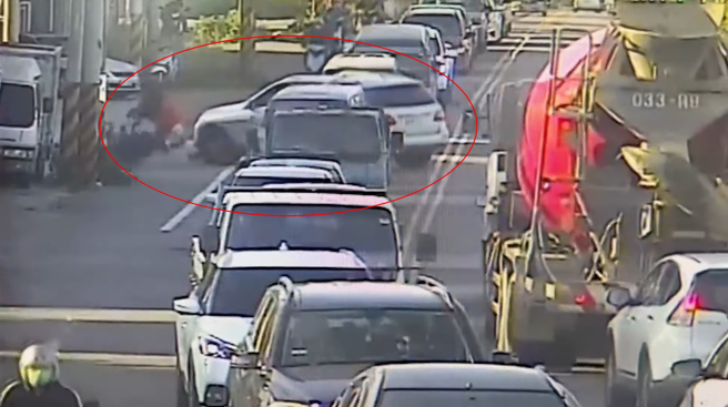 羅姓副總違規左轉，撞上直行騎士，導致對方噴飛身亡。(圖／影片截圖)