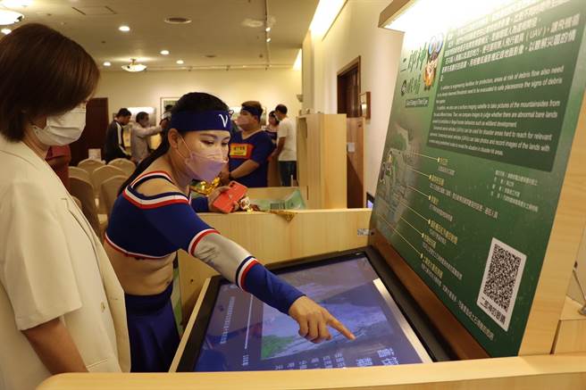 曾造访中正纪念堂、马祖图书馆等本岛加离岛共15个馆所的「岛屿关键字-水保防灾起步走巡迴系列」特展，正在垦丁福华渡假饭店展出。（谢佳潾摄）