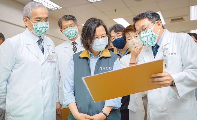 图为总统蔡英文（中）25日在北市副市长黄珊珊（右二）陪同下视察台北荣总。（总统府提供）