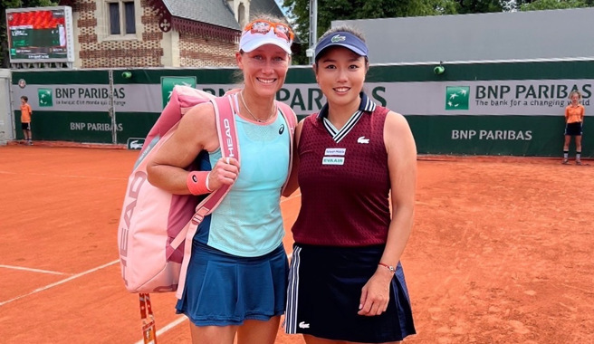 詹咏然（右）与丝托索在2022法网女双首轮获胜，詹咏然也赢得个人今年赛季首胜。（刘雪贞提供）