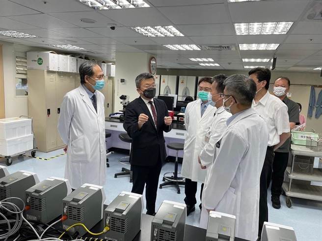 中央流行疫情指揮中心特別緊急調撥20台PCR檢測機，雖跟目前榮總有的大型檢測機不同，這20台小型的PCR檢測機是「快打部隊」。（蔡其昌服務處提供／盧金足台中傳真）