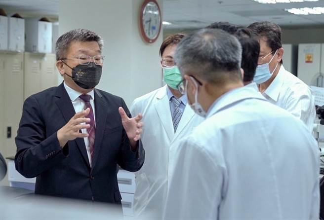 台中榮總PCR檢測量能飽和，立法院副院長蔡其昌協請CDD支援20部儀器。（蔡其昌服務處提供／盧金足台中傳真）