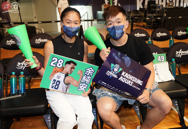 空手道国手文姿云（左）和教练男友徐玮骏（右）到场欣赏T1联盟季后赛。（T1联盟提供）