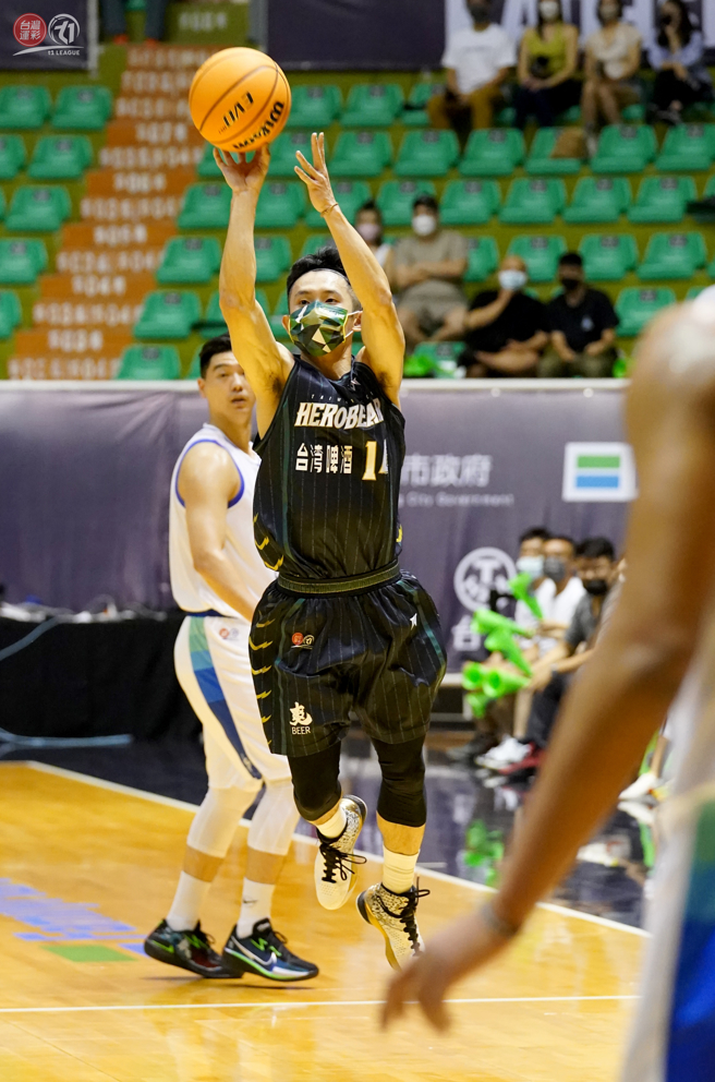 台啤蒋淯安两记大号三分球技惊四座。（T1联盟提供）