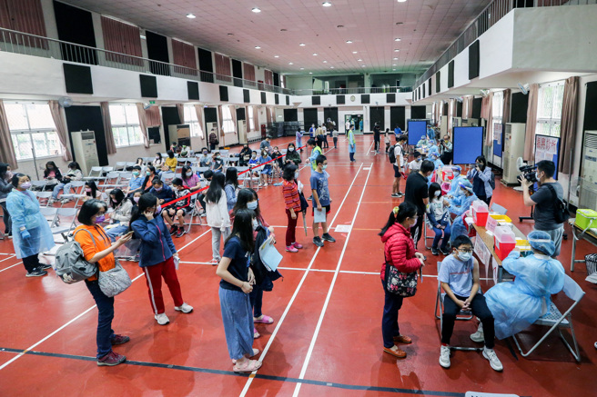 郭正亮認為，侯友宜的防疫民調下滑，是受國民黨拖累所致。圖為國小學童接種BNT疫苗。（資料照片/陳麒全攝）