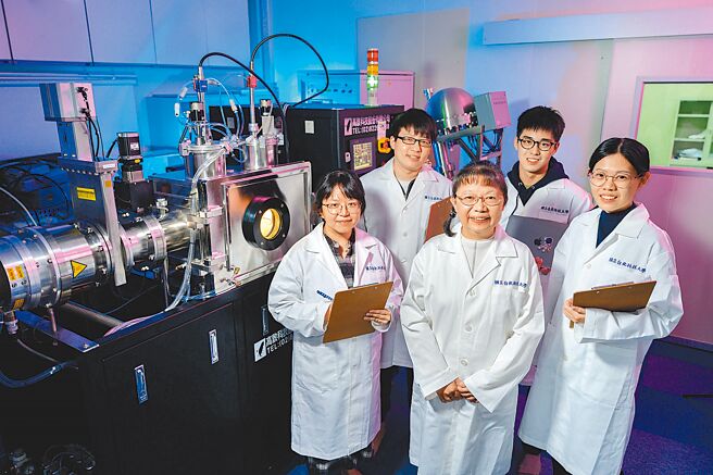 北科大创新前瞻学院筹备处召集人苏昭瑾主任（前排中）表示，创新前瞻学院与产业合作授课，共同培育高阶科技研究人才。图／北科大提供