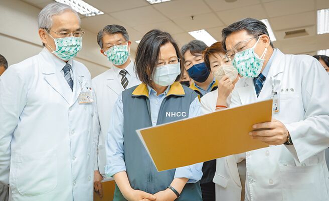 蔡英文偕黃珊珊視察北榮 引發綠白合聯想。（總統府提供）