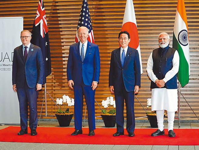 「四方安全對話」發表共同聲明，由左至右為澳洲總理艾班尼斯、美國總統拜登、日本首相岸田文雄和印度總理莫迪，在日本首相府入口大廳合影。（美聯社）