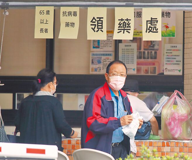 北市聯醫忠孝醫院急診室外設置的防疫急門診也不見以往民眾排隊，來看診的民眾在領藥口領取口服抗病毒藥品。（鄭任南攝）