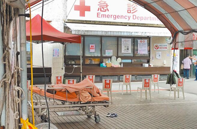 疫情指揮中心近日調整護病比給付津貼，引發護理界反彈，直指政府搞錯重點，應該在意的是護理人員過度負荷所導致的病人安全問題。圖為北市聯醫忠孝醫院急診室外觀。（鄭任南攝）