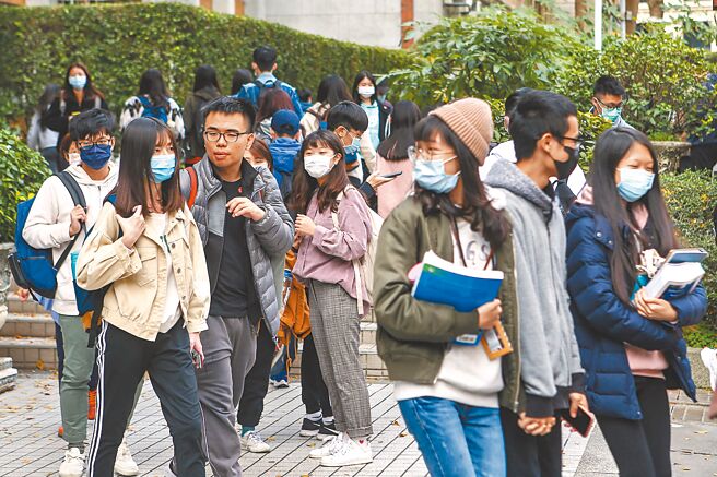 教育部昨公告「专科以上学校进用编制外专任教学人员实施原则」，大专校院聘编制外专任教学人员（专案教师），每次聘期最长不超过2年；如果他们聘期届满未获续聘，学校应依其服务年资发给慰助金，最高以发给6个月平均薪酬为限。图为东吴大学校园。（邓博仁摄）