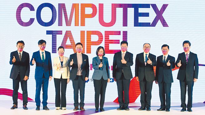 「2022年台北國際電腦展COMPUTEX」24日登場，在開幕典禮中，台北世貿中心董事長莊碩漢（右起）、經濟部中小企業處長何晉滄、經濟部工業局長呂正華、台北市電腦商業公會理事長彭双浪、蔡英文總統、外貿協會董事長黃志芳、經濟部長王美花、經濟部技術處長邱求慧及經濟部國貿局副局長李冠志合影留念。（范揚光攝）