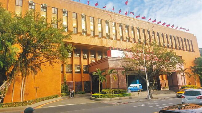 銀行女辦事員被網路戀愛沖昏頭，竟利用職務機會偷銀行上千萬元，被台北地檢署（見圖）依《銀行法》起訴。（本報資料照片）