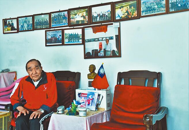 老榮民鄭龍飛在東引從軍22年，只要有將領來到東引，都會前來探望他，因此他家中牆上可說是「星光閃耀」，掛著不少和將領的合照。（陳其敏提供／李奇叡連江傳真）