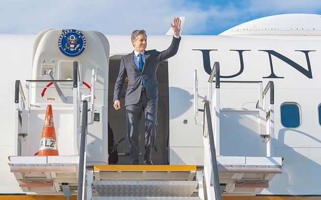图为美国国务卿布林肯于2022年5月15日抵达法国巴黎。（摘自美国国务院）