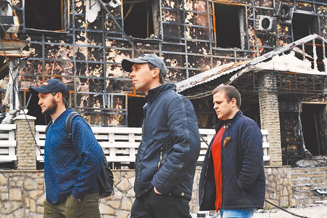 圖為5月22日，人們在馬立波亞速鋼鐵廠內走過。（新華社）