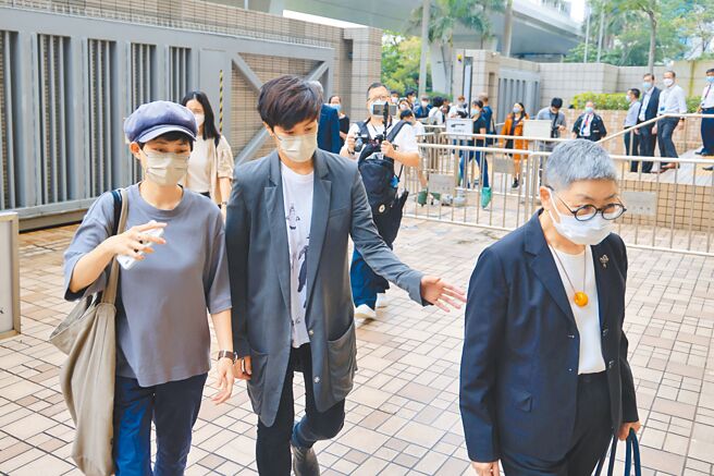 包括香港前主教陈日君、前立法会议员吴霭仪、艺人何韵诗等「612人道支援基金」5名信托人，日前被控违反《香港国安法》，这5人与基金秘书施城威昨（24日）就被控违反《社团条例》出庭开庭审理，6人到庭后均不认罪，法官宣布案件延至9月审讯。图为吴霭仪（右）、何韵诗（中）等被告离开西九龙裁判法院。（中新社）
