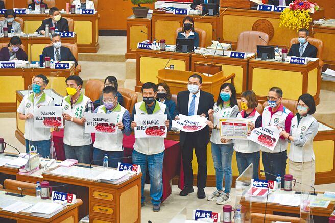 新北市议会民进党团要求新北市长侯友宜（右五）端出政策牛肉，振兴经济，让市民能撑过这波情衝击。（陈慰慈摄）