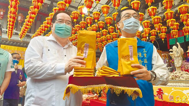 三重先啬宫董事长李乾龙捐赠2200支快筛试剂给三重区公所，由区长陈奇正代表受赠。（吕健豪摄）