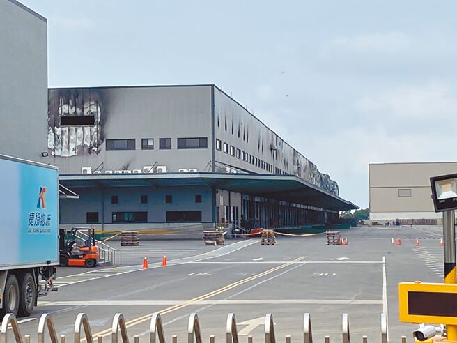 桃园市家乐福杨梅仓4月才因废弃物与异味遭到环保局开罚，近日臭味又外散近5公里，影响居民生活。（蔡明亘摄）