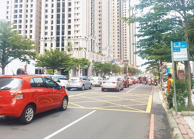 新竹市政府24日确定慈云路行人连通步道将会舍弃地下道构想，回归空桥设计，初估经费2亿。（陈育贤摄）