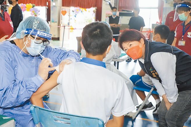 台中市长卢秀燕（右）沉着应对本土疫情，许多细腻贴心的防疫作为让市民高度有感，暖心防守也为她赢得逾8成6的防疫满意度。（台中市政府提供／谢琼云台中传真）