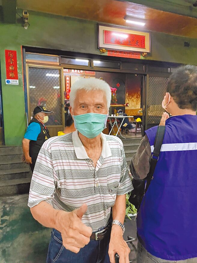 现年86岁的姚业者流下眼泪，表示与妈祖结缘超过30年，他说49岁那年一路煮点心到现在，每年服务上万香灯脚，年年都跟妈祖许愿，希望到家里坐坐，今年已经第9度到访，常常探望他这个老朋友，真的相当感动。（民眾提供/吴建辉彰化传真）