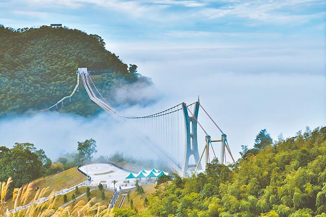嘉义县梅山乡太平村太平云梯是知名景点，受疫情影响游客数仅剩3成，图为太平云梯全景。（太平社区产业合作社提供／张亦惠嘉县传真）