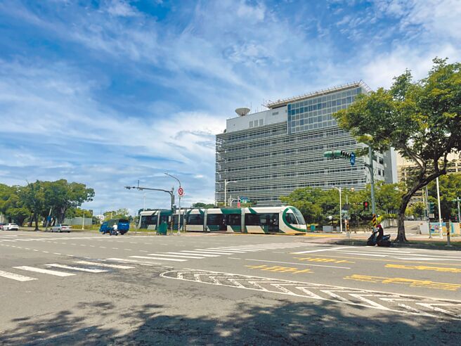 根据捷运警察统计，轻轨最容易发生事故的路口就是前镇街及凯旋路口，堪称「撞」况最多路口，不过今年至今该路口却是0事故。（洪靖宜摄）