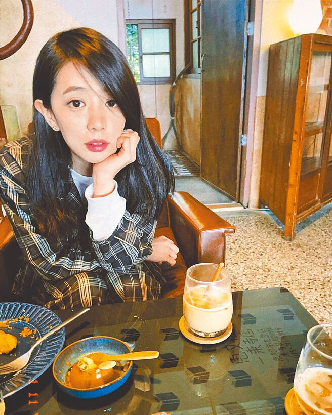 丁文琪日前替兒女使用唾液快篩，卻在採檢過程中仍發現難題。（摘自IG）