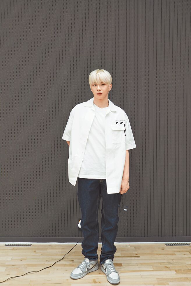 姜丹尼尔昨发行个人首张正规专辑《The Story》回归歌坛。（索尼音乐提供）