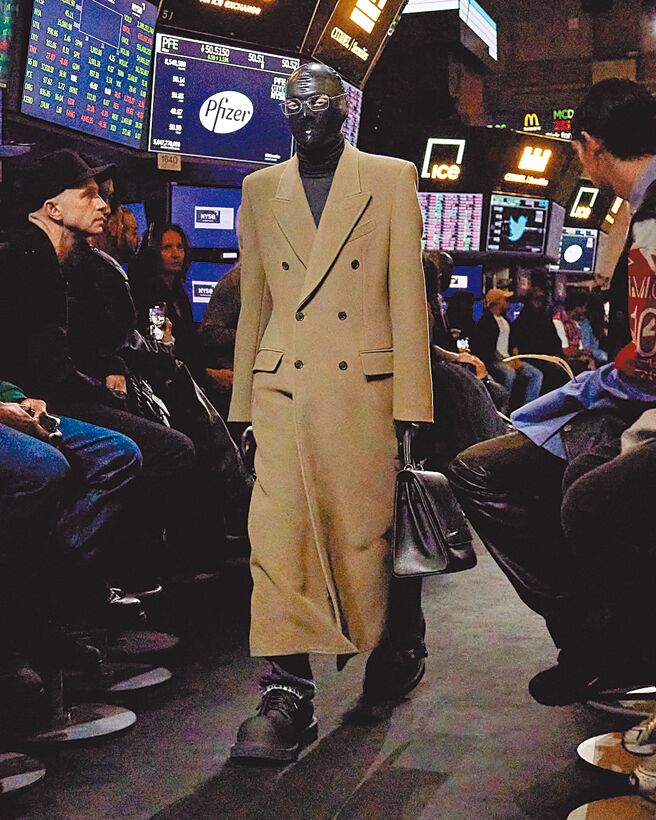 Balenciaga这次秀上怪异乳胶连身衣，惊吓程度不亚于今年美股的长黑表现。（Balenciaga提供）