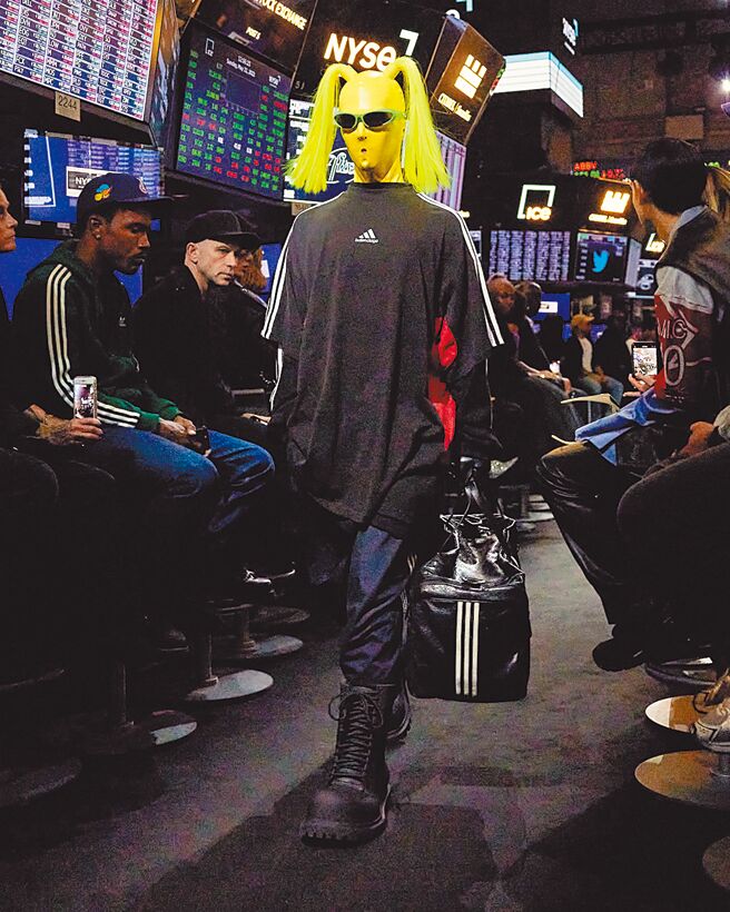 有部分连身乳胶衣也以其他顏色区别肤色，实在很难不让人与美国娱乐圈近日的黑人政治正确文化多做联想。（Balenciaga提供）