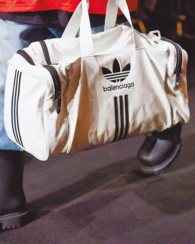 Balenciaga×adidas的联名Logo，部分联名商品已可于网上购买。（Balenciaga提供）