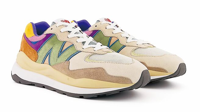 中坜SOGO New balance5740男女復古休閒鞋，特价3492元。（中坜SOGO提供）