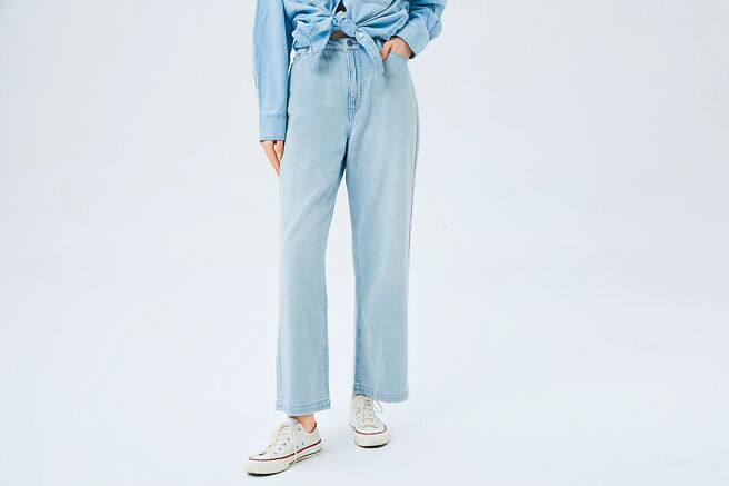 Gap女装轻薄棉麻浅色直筒牛仔宽裤，1999元。（Gap提供）