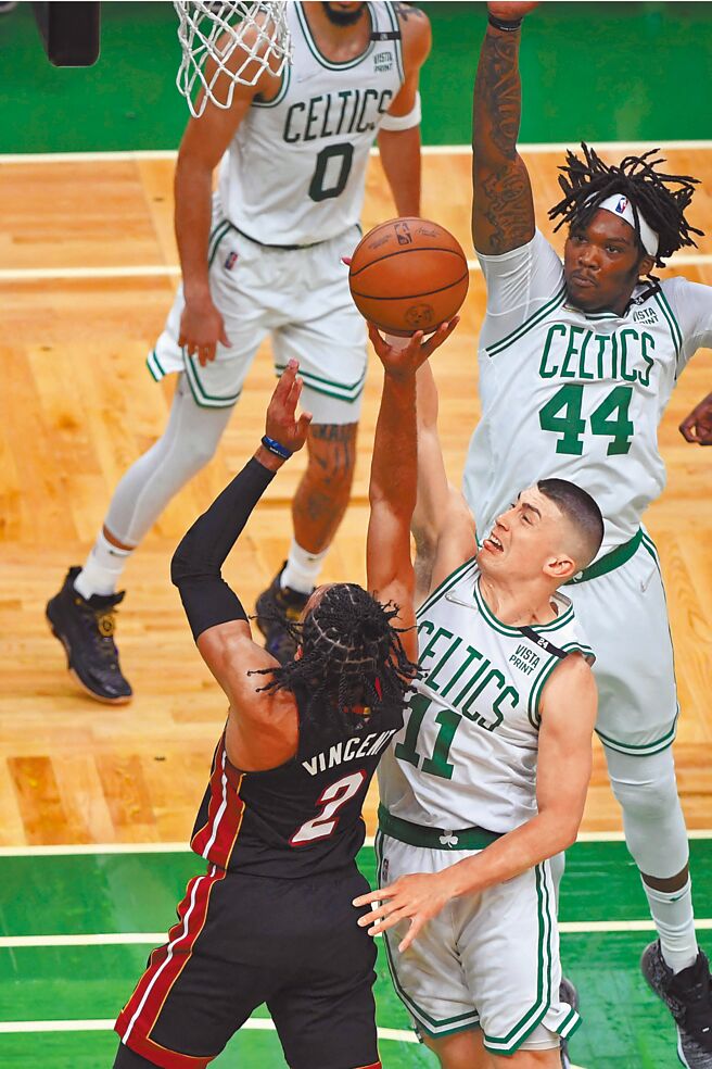 熱火後衛文森特（左下）在塞爾提克禁區慘遭普利查德火鍋伺候。（路透）