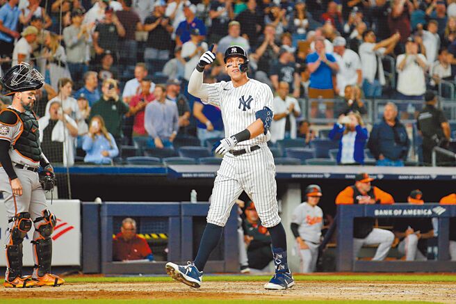 洋基强打贾吉对金莺敲出双响炮，在全垒打排行榜稳坐第1。（路透）