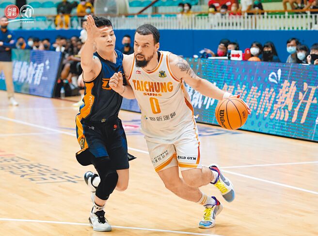 台中葳格太阳洋将塔克（右）在新北中信特攻防守下带球切入。（T1联盟提供）