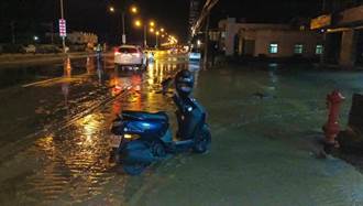 大雨不斷苗栗台1線工地泥沙溢流 害4機車慘摔2人送醫