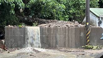 雨彈來襲！宜蘭頭城土石流釀災 路面成土黃色瀑布